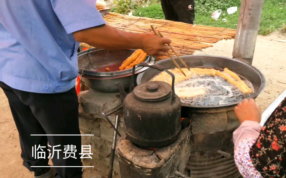 临沂费县农村大集,独特的炉子,夫妻俩摆摊卖小吃,辛苦一天挣100多块哔哩哔哩bilibili