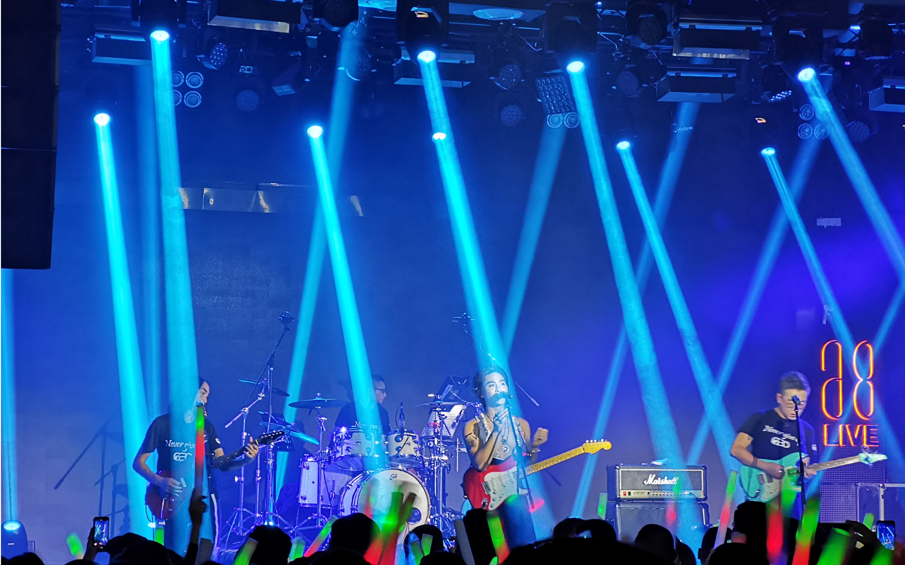 俩夫妻第一次看演唱会致敬beyond专场为啥不听完就着急出来