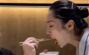 Video herunterladen: 中国式喂食召唤方式…