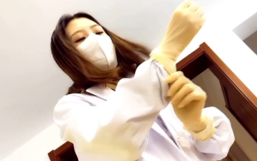 角色扮演-模拟实习护士穿护士服练习手术手套的穿戴