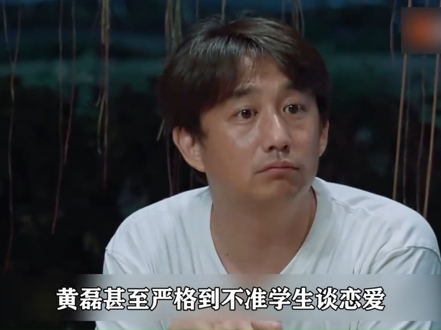 谢娜刚来蘑菇屋一看到黄磊的背影,就下意识躲到车窗底下