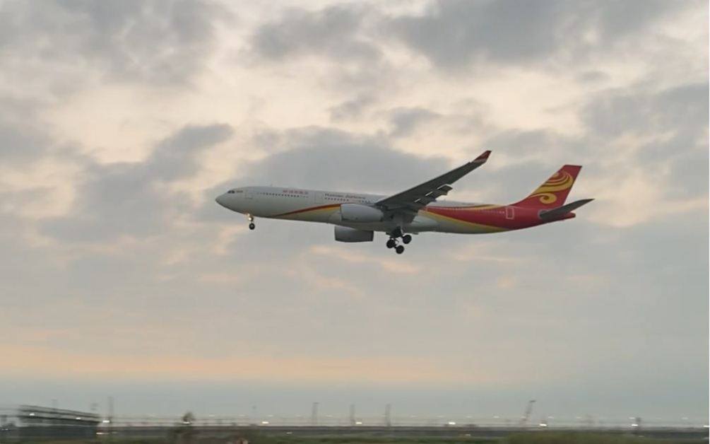 【深圳宝安机场】在一片空旷的草坪看了一个下午的飞机降落.