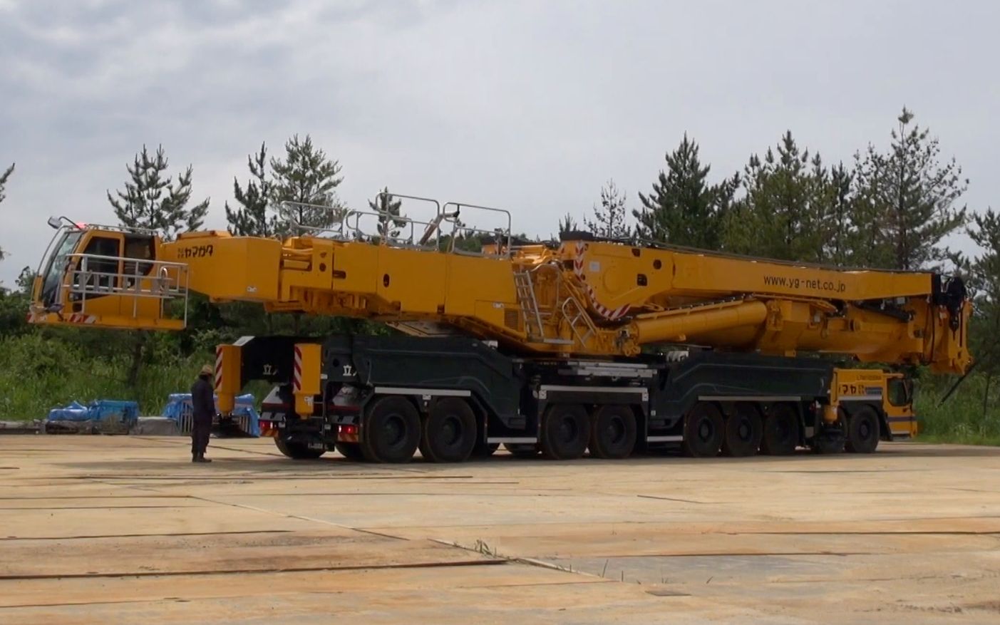 汽车鉴赏山形重机公司利勃海尔ltm1120091全地面起重机场内移动