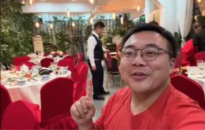 Tải video: 参加婚礼，一个人战斗到了最后一刻