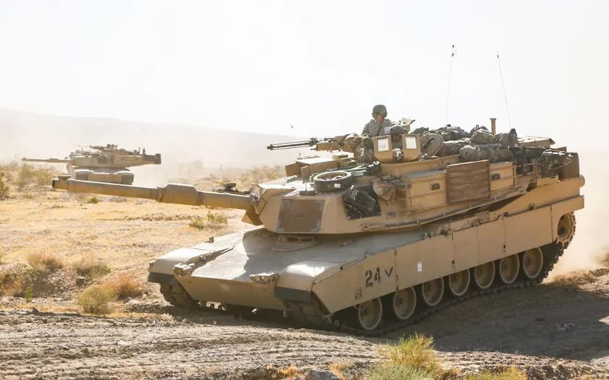 m1a2艾布拉姆斯坦克和m2a3布莱德利步兵战车正在作战美国陆军