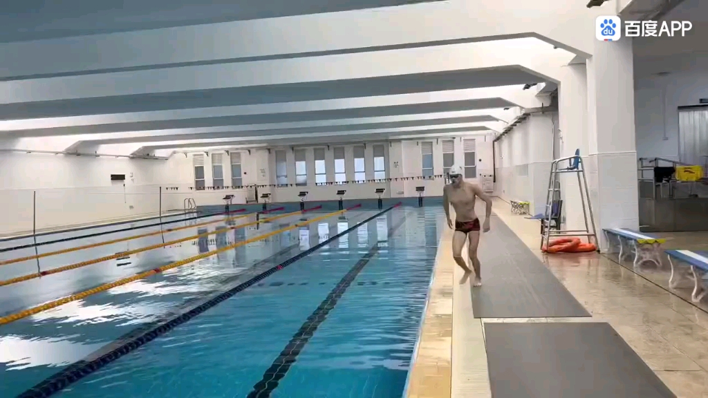 游泳帅哥在水里和你打招呼,流线型身材真不错