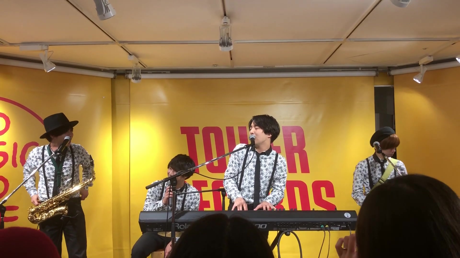 [图]【饭拍】全员Vocal- Official髭男dism 夕暮れ沿い タワレコIN STORE Live