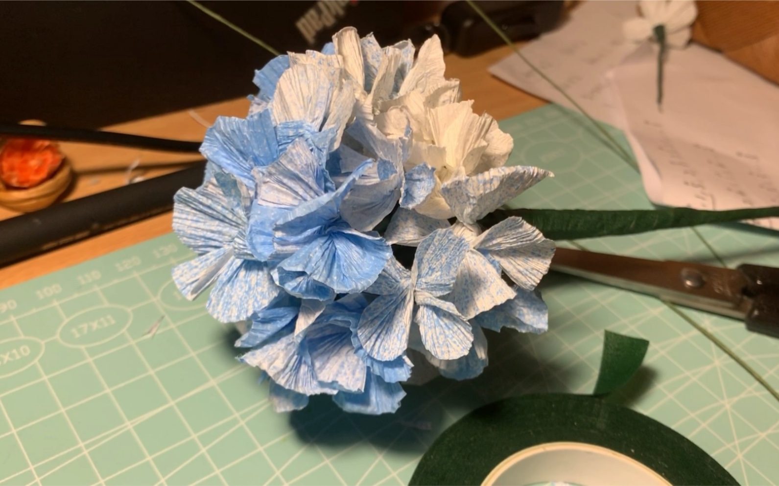 活动作品用皱纹纸做一朵绣球花