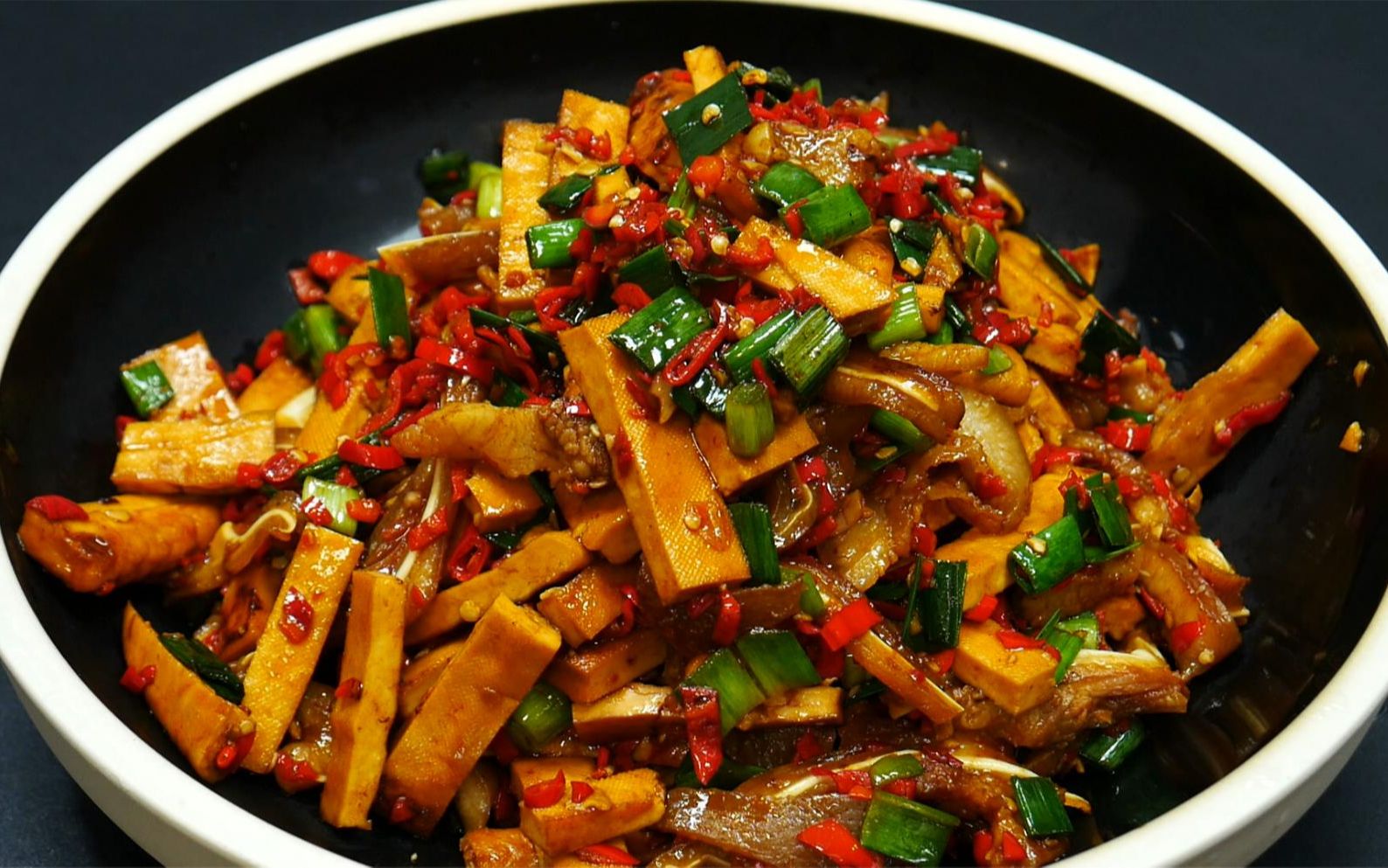 湘菜美食"香干炒猪耳",大厨教你详细做法,香辣美味又下饭