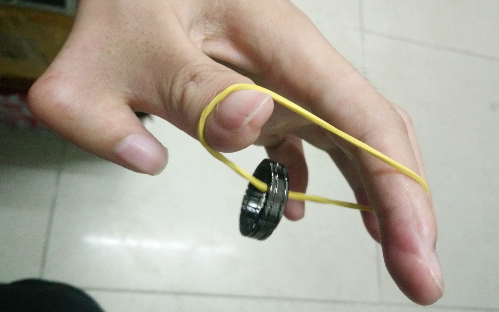 1分钟学会,纯手法橡皮筋穿透魔术,真相这么简单,一学即会!