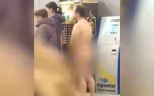 俄男子欲裸体登机 称衣服会增加阻力
