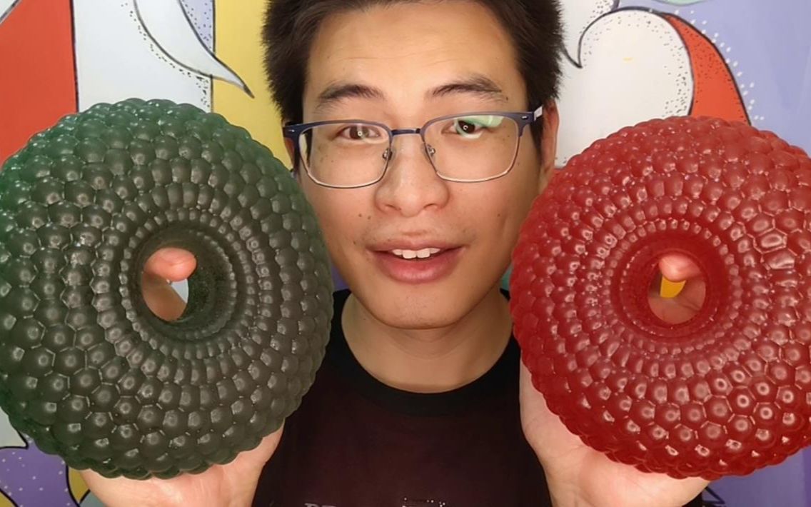 眼镜哥吃创意释迦果橡皮糖红绿两色好厚实酸甜有韧劲