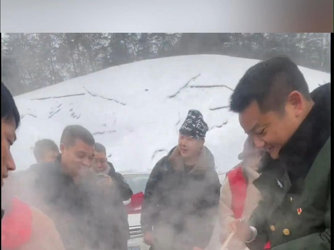 福银高速湖北随州段因冰雪拥堵,有车辆暂时滞留 随县文旅局副局长 带着锅和煤气罐到高速口煮面哔哩哔哩bilibili