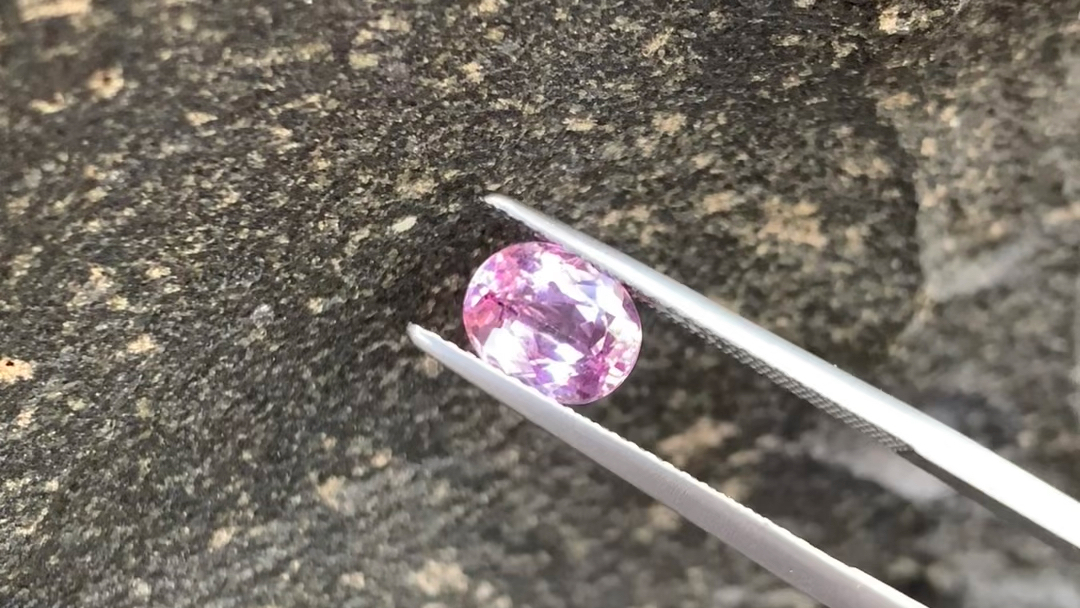 帝王托帕石1.72ct颜色火彩好肉眼干净