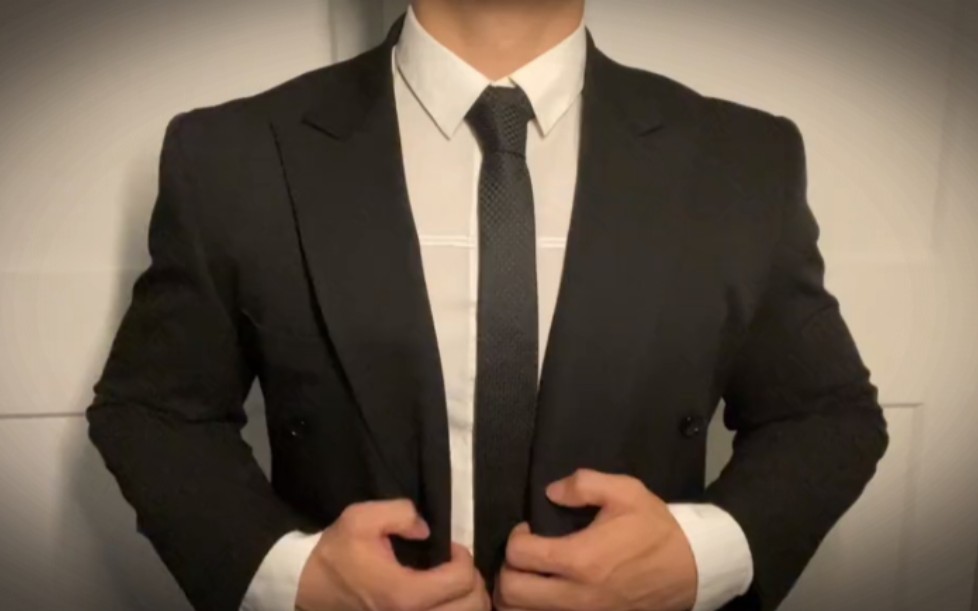 [西装正装,肌肉男,气色像视频混剪]