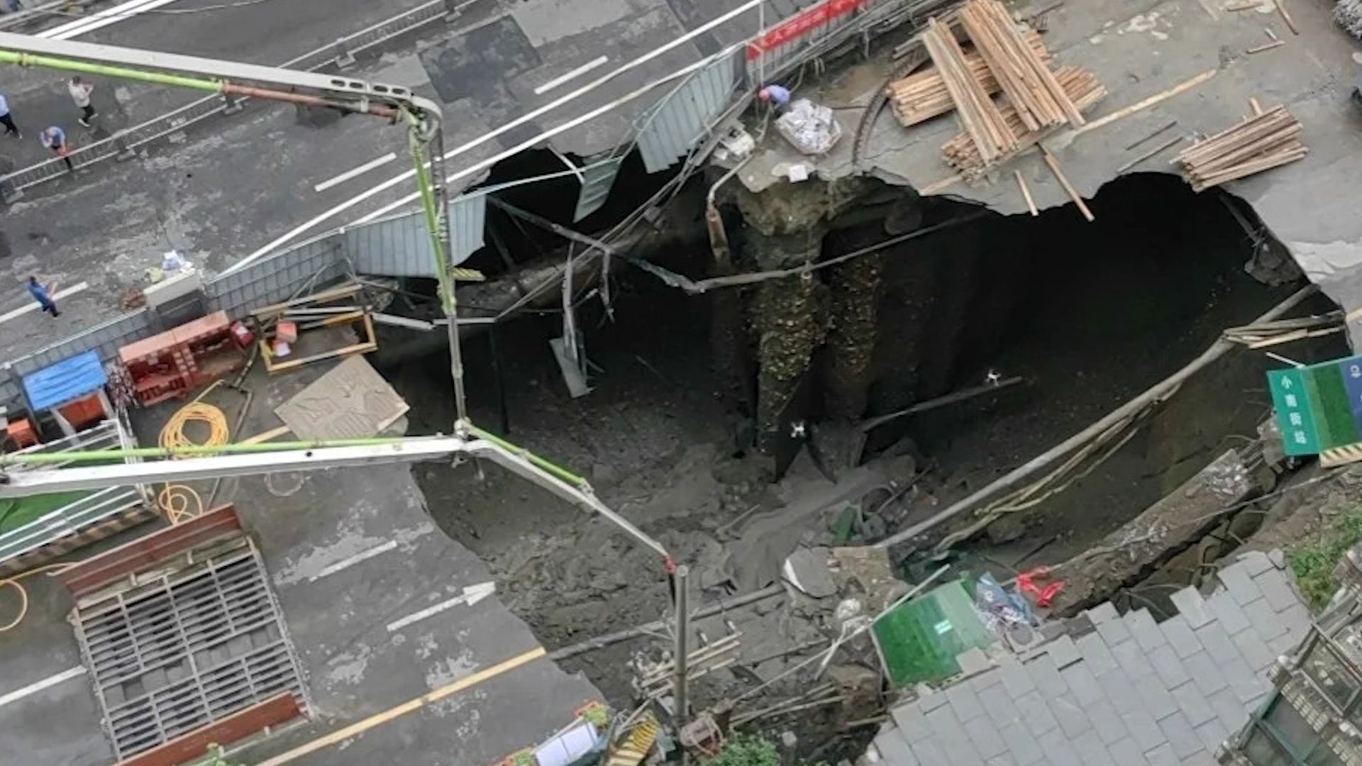 官方通报成都地铁在建站点坍塌原因:系水管爆管致12米路面塌陷哔哩哔哩bilibili