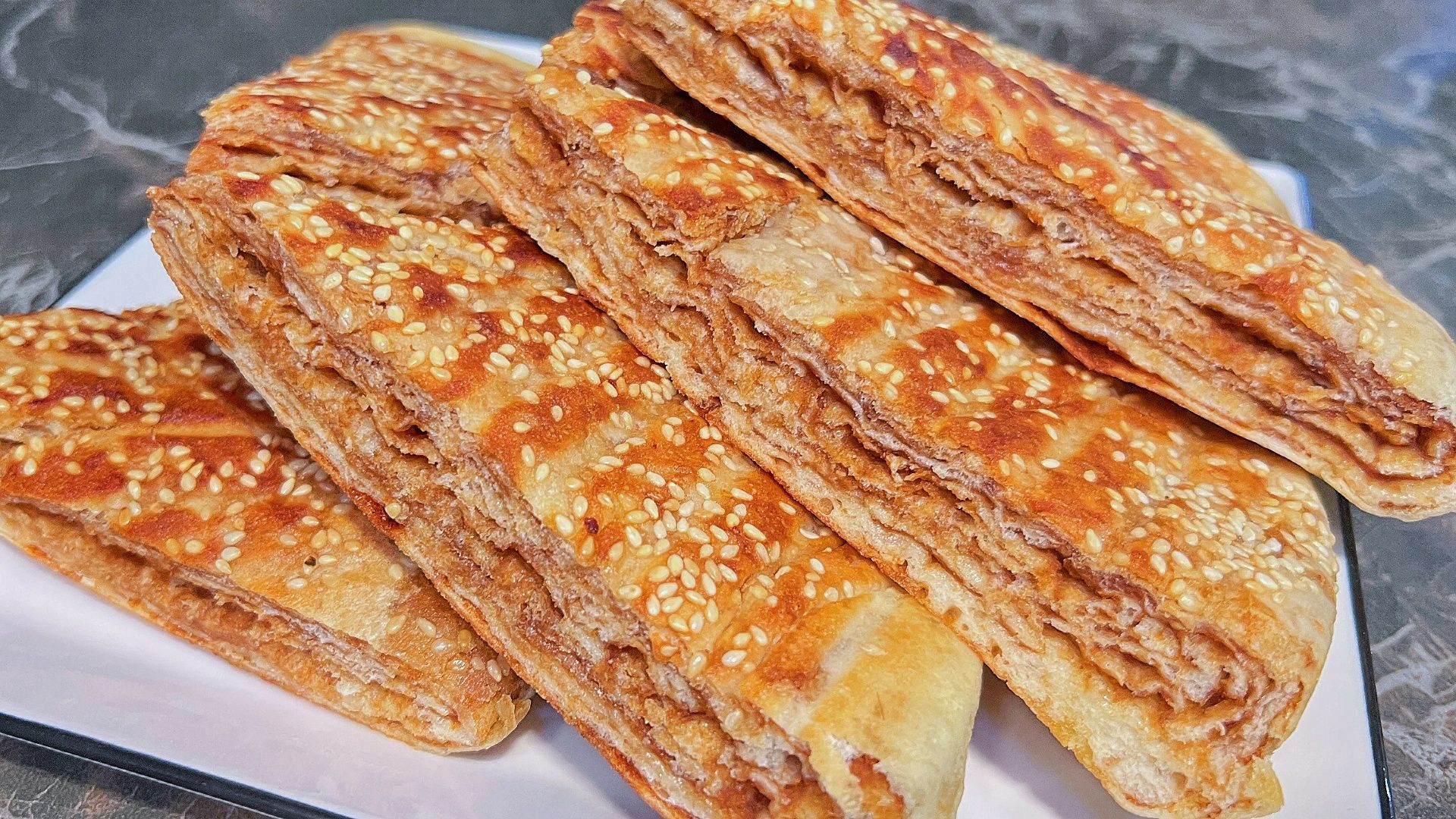 外酥里软的千层豆沙饼 柔软香甜 越嚼越香 做法也不难