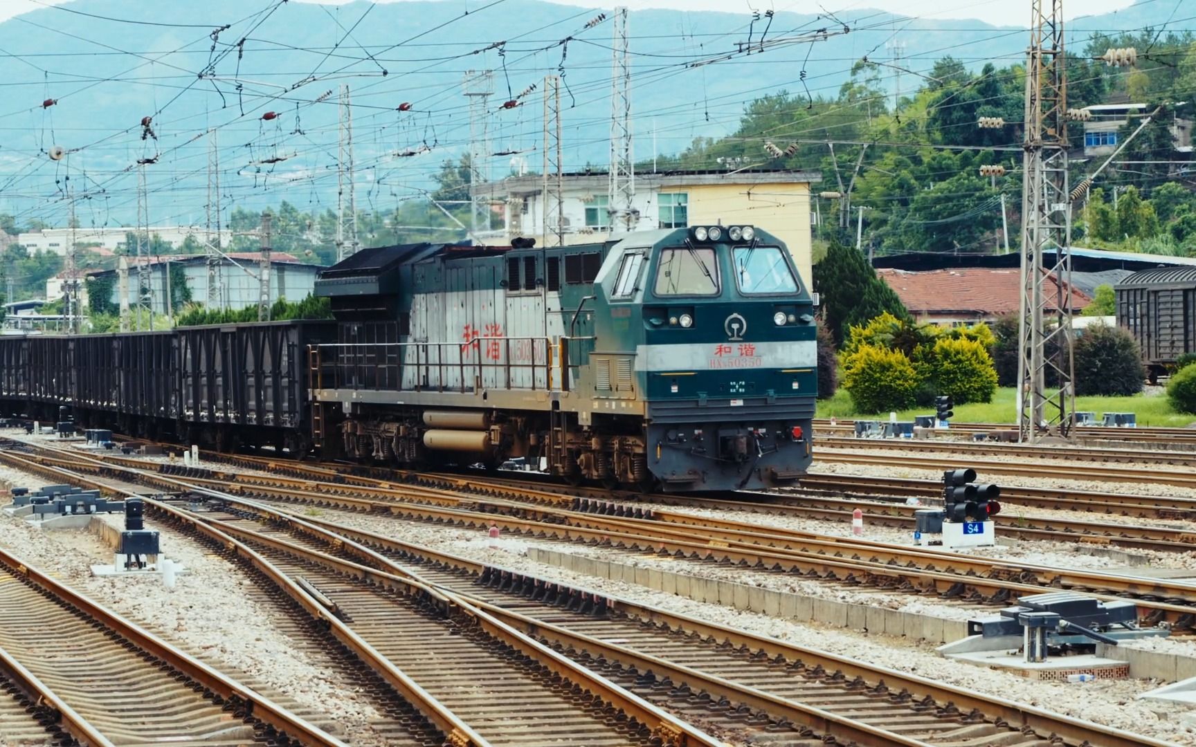 南局向段和谐n5牵引货列进漳平站