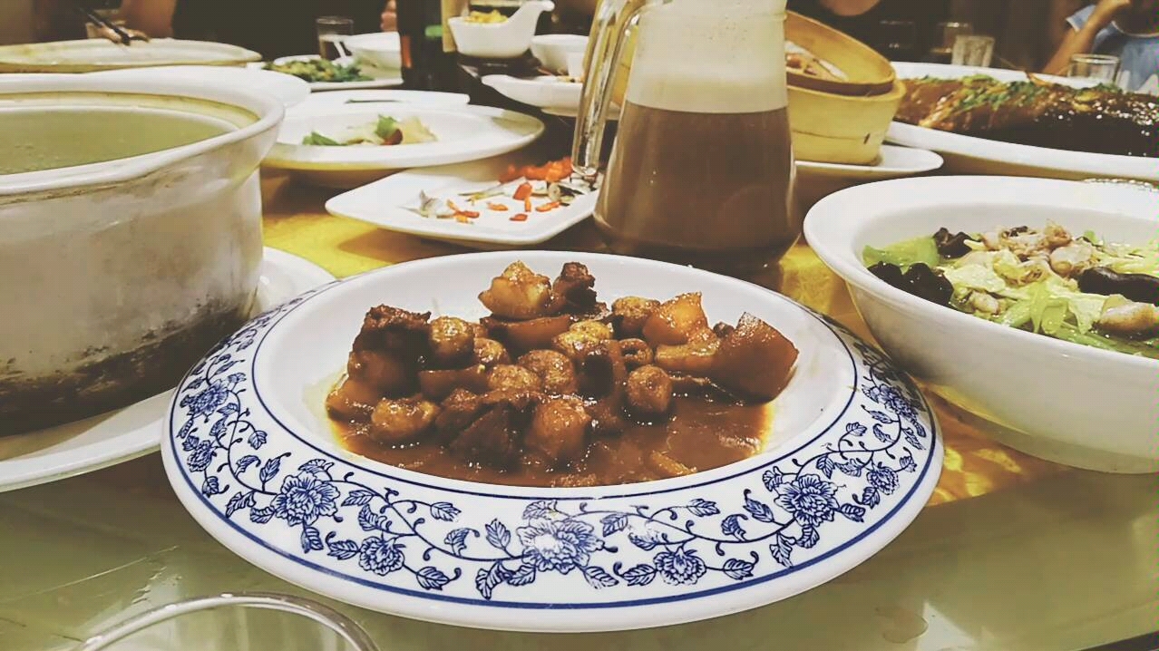 减肥期间胡吃海喝 妈妈们的聚餐中国餐厅饭店的饭菜都是这么大鱼大肉!