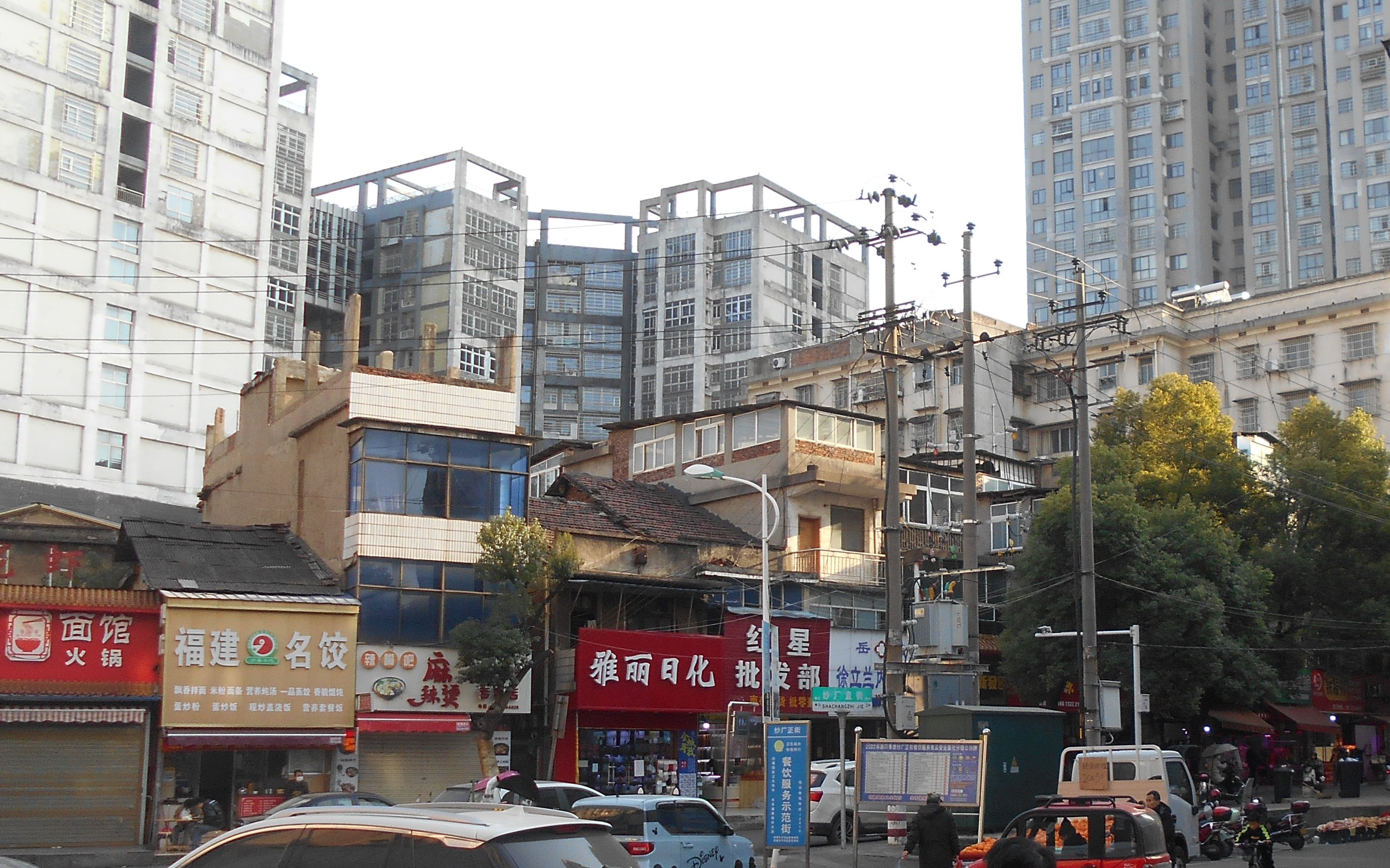 内心愁苦,无人倾诉!拍于湘潭市岳塘区板塘铺 雪花中的火车