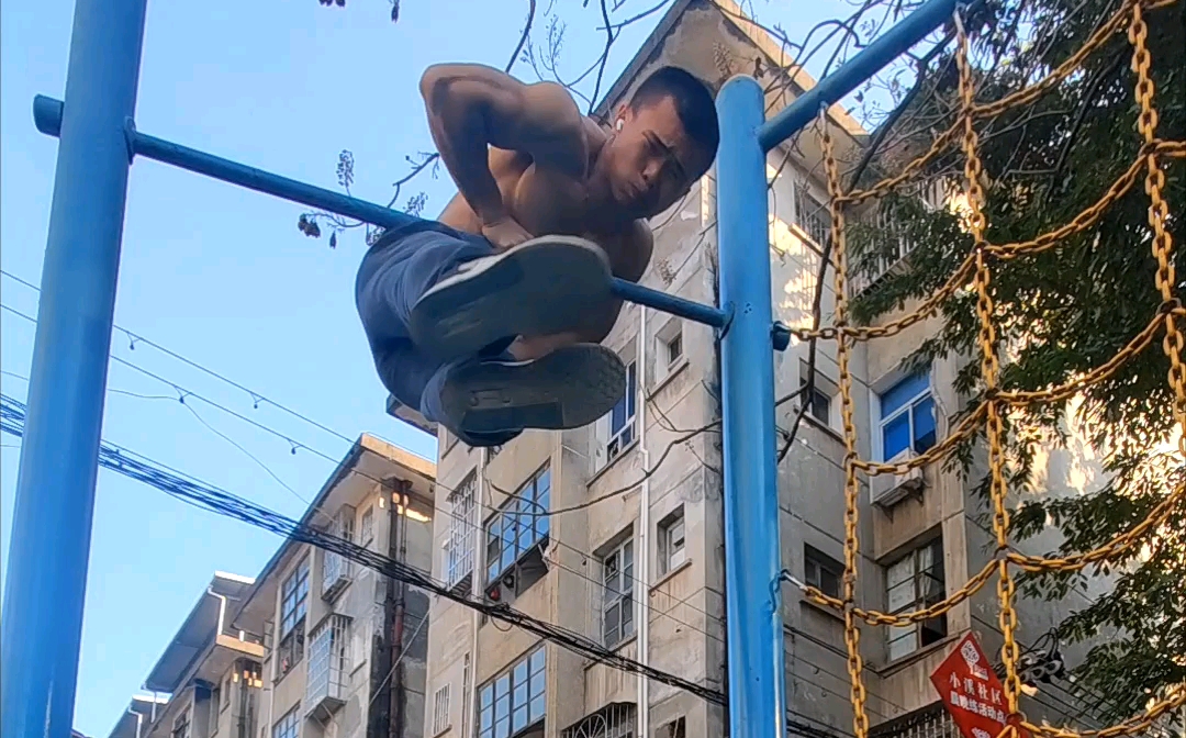 单手引体向上和吊腿俄挺