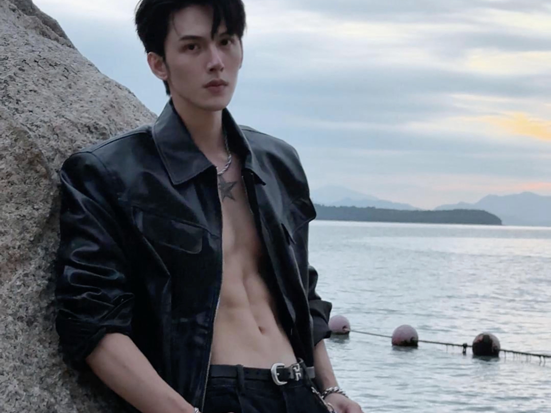 海边平面拍摄张恩与