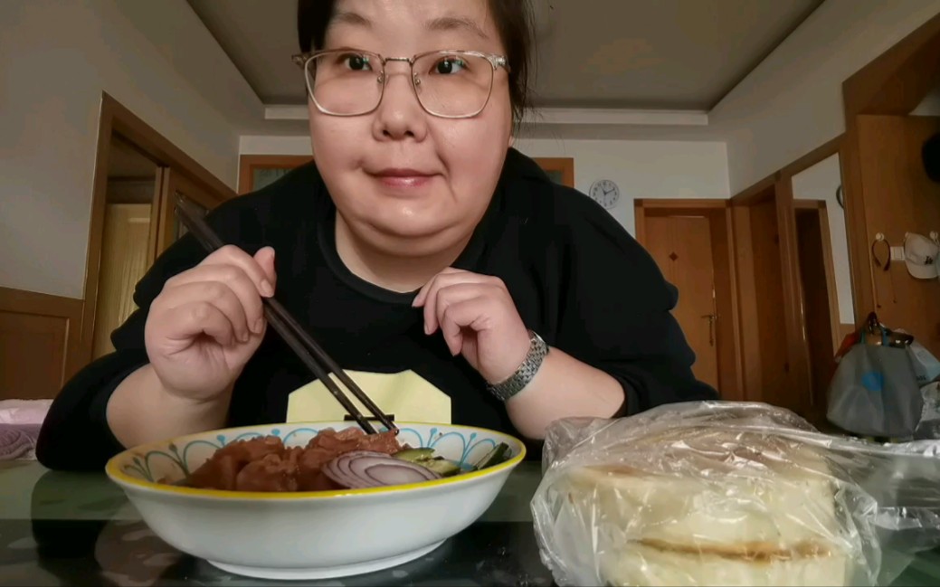 大龄单身独居女人 在家吃肘子