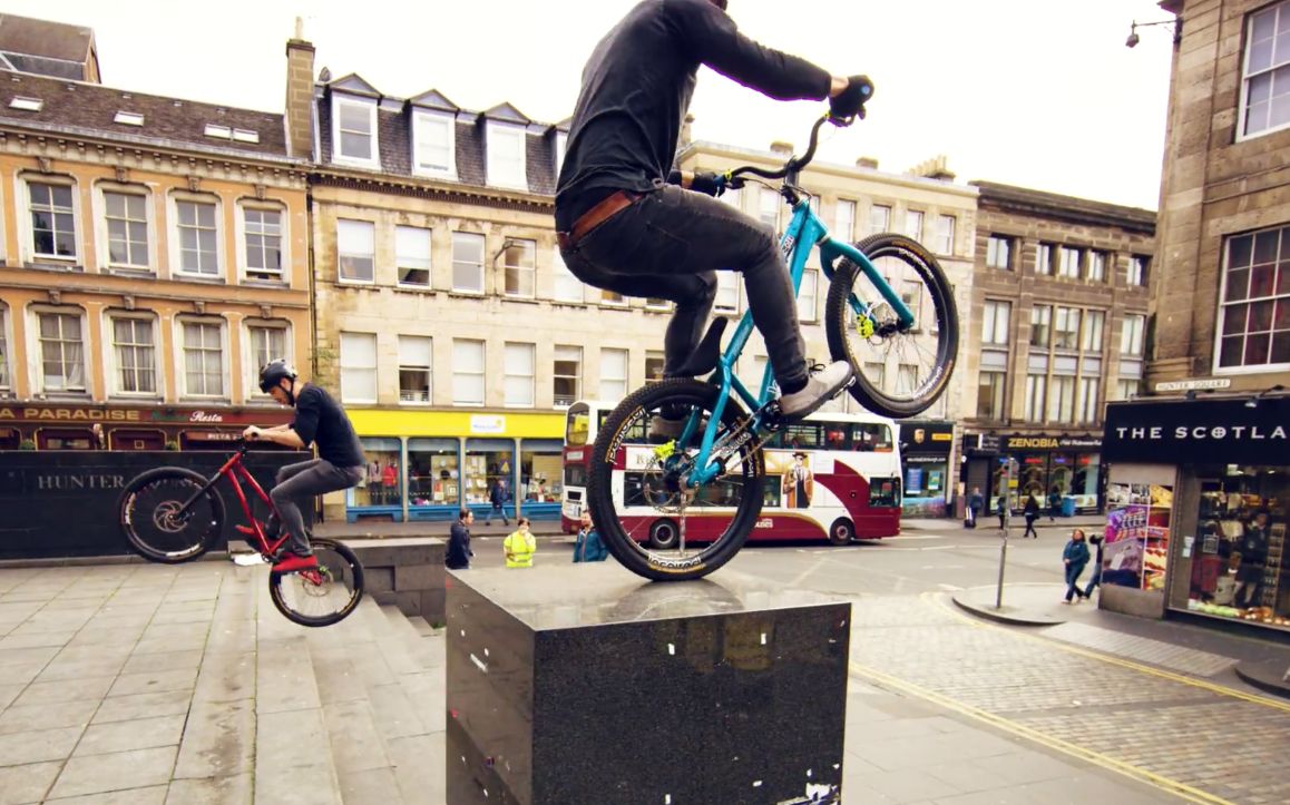 【城会玩】跑酷vs自行车,哪个更快?