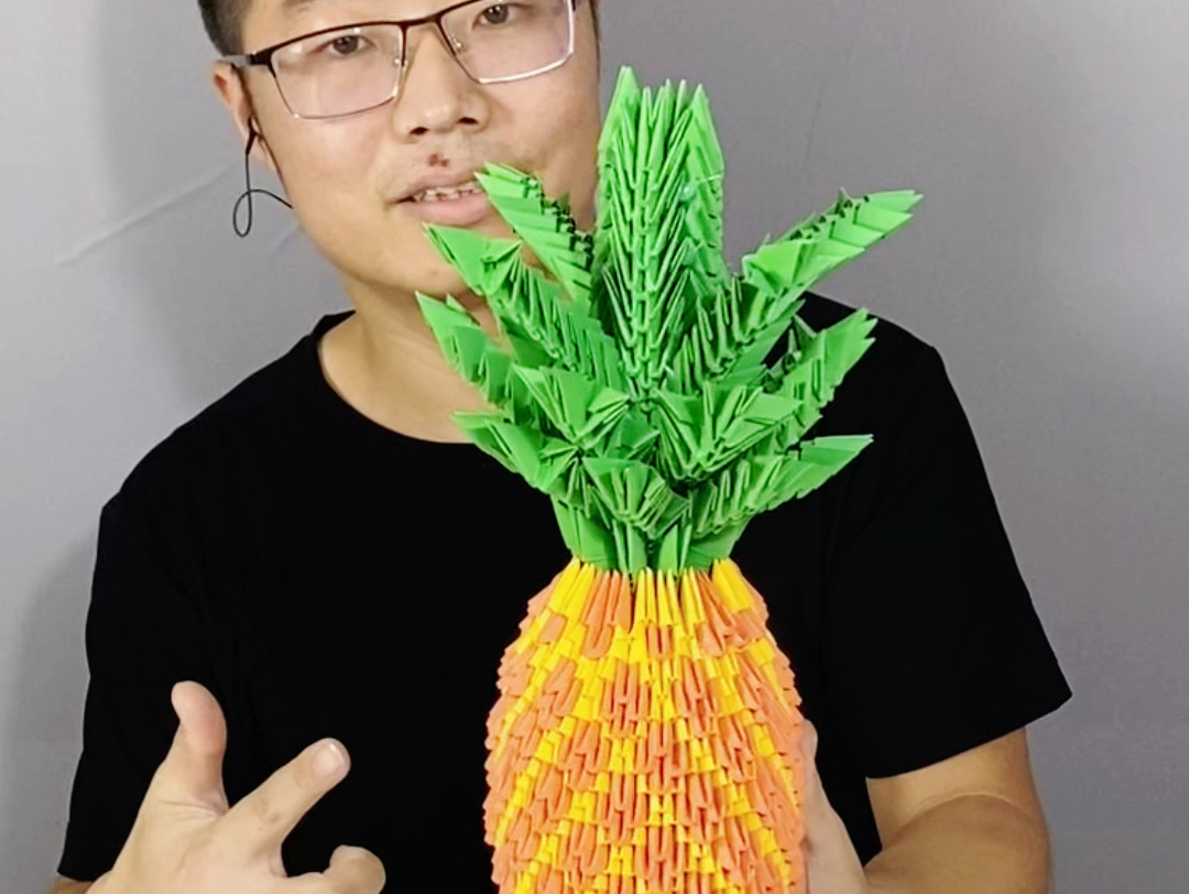 用7600多张纸做个大菠萝,看看像吗