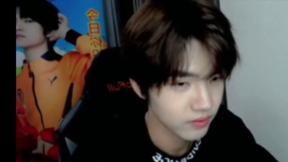 霸道周哥,在线调整易拉宝,今天你投票了吗!