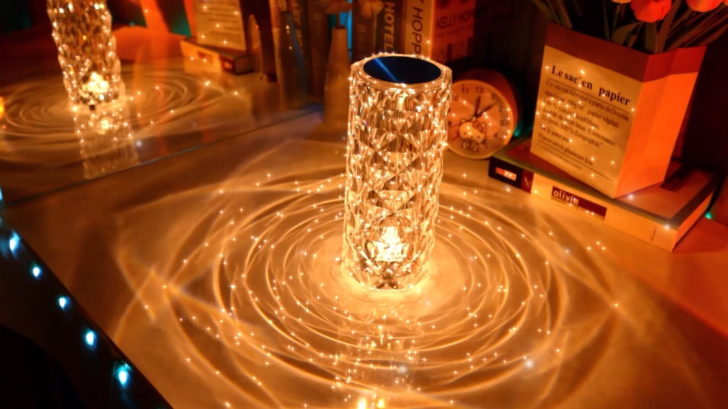 这样一个网红钻石灯,灯光像玫瑰花瓣一样,还可以变换不同颜色,有那个