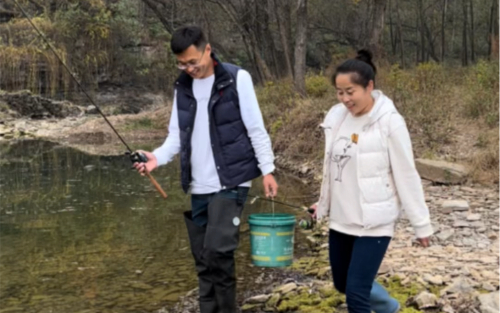 [图]为什么钓鱼是男人的专长，女人就得在家里洗衣做饭带孩子呀😁夫妻之间就应该有福同享有难同当