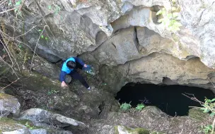 Tải video: 小伙山里深坑放自动钓鱼神器，两天后去收，大货翻滚水面，乐坏了