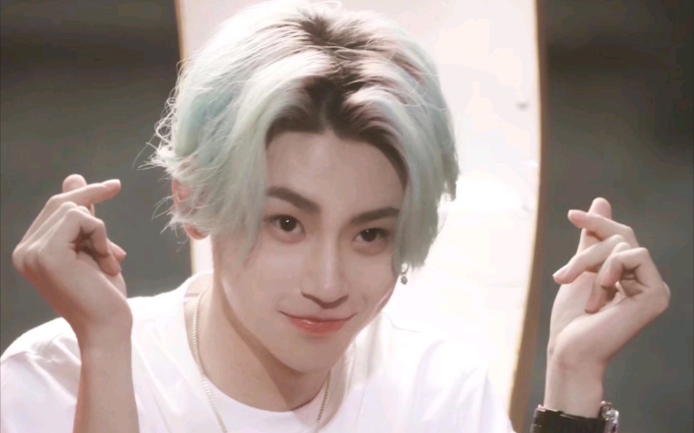 【王琳凯】鬼式比心 看小鬼的笑真的会开心