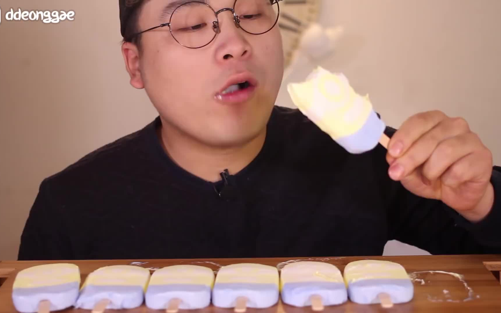 大头和小妹吃雪糕