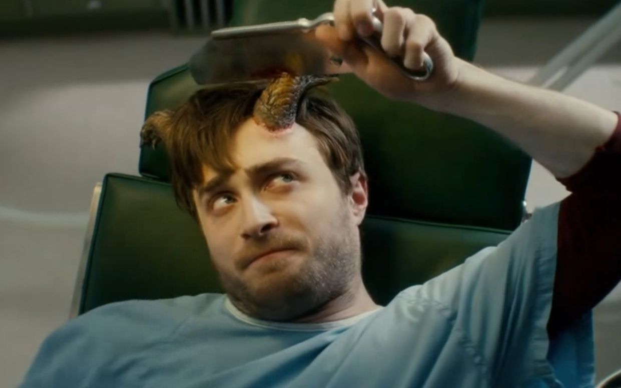 小伙被撒旦附身头上长出恶魔之角靠近他就会说出自己的秘密