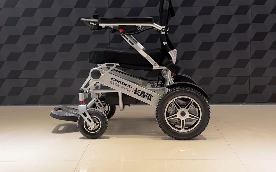 智能遥控电动轮椅,系上安全带出发吧