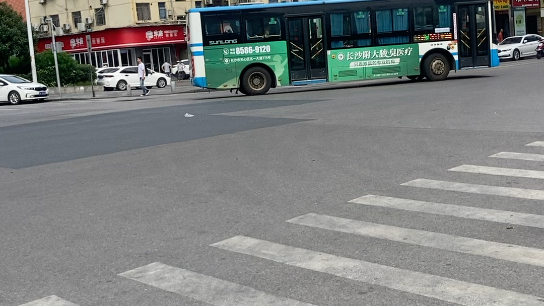 长沙公交w201路左转弯于玉兰路