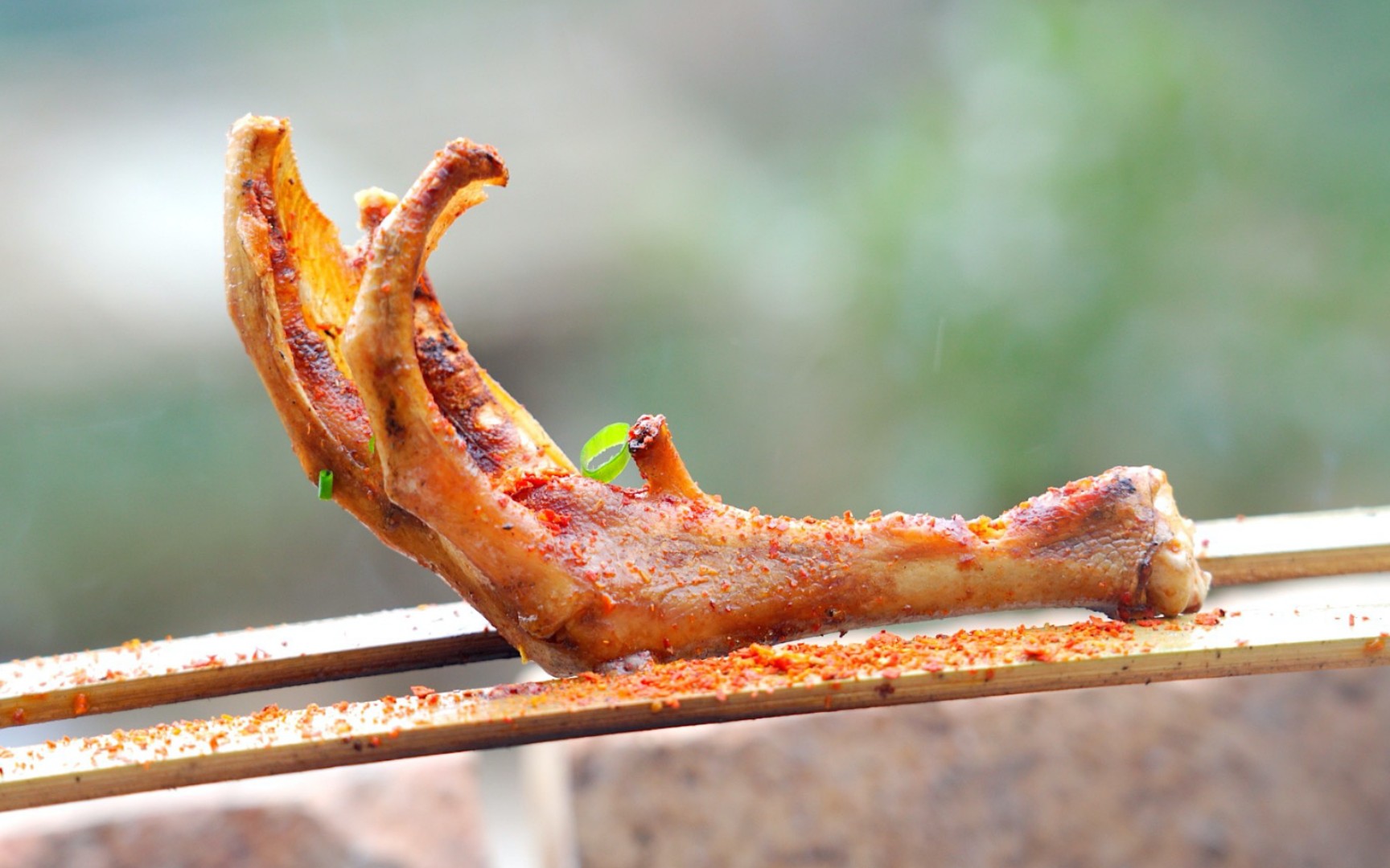 鹅掌这样吃才叫爽!烤3小时再撒上辣椒面,一口下去嘎嘣脆!