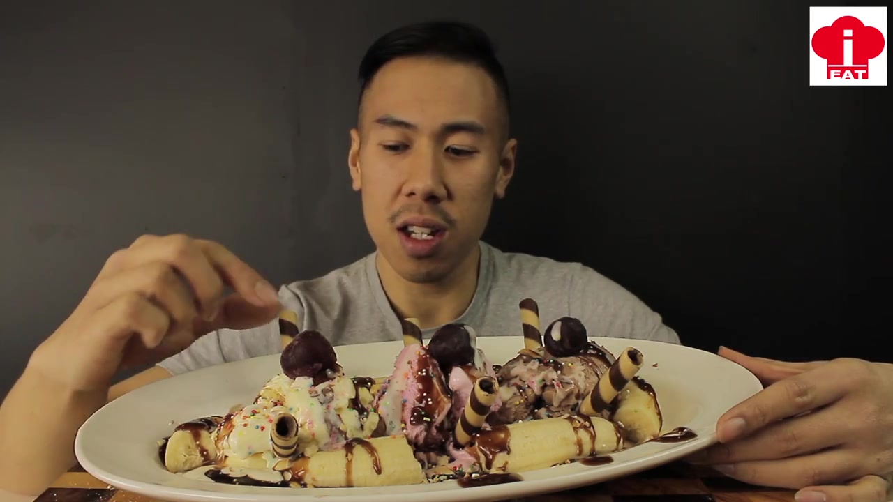 澳洲小伙吃播-香蕉船巧克力香草草莓口味冰淇淋球-banana split