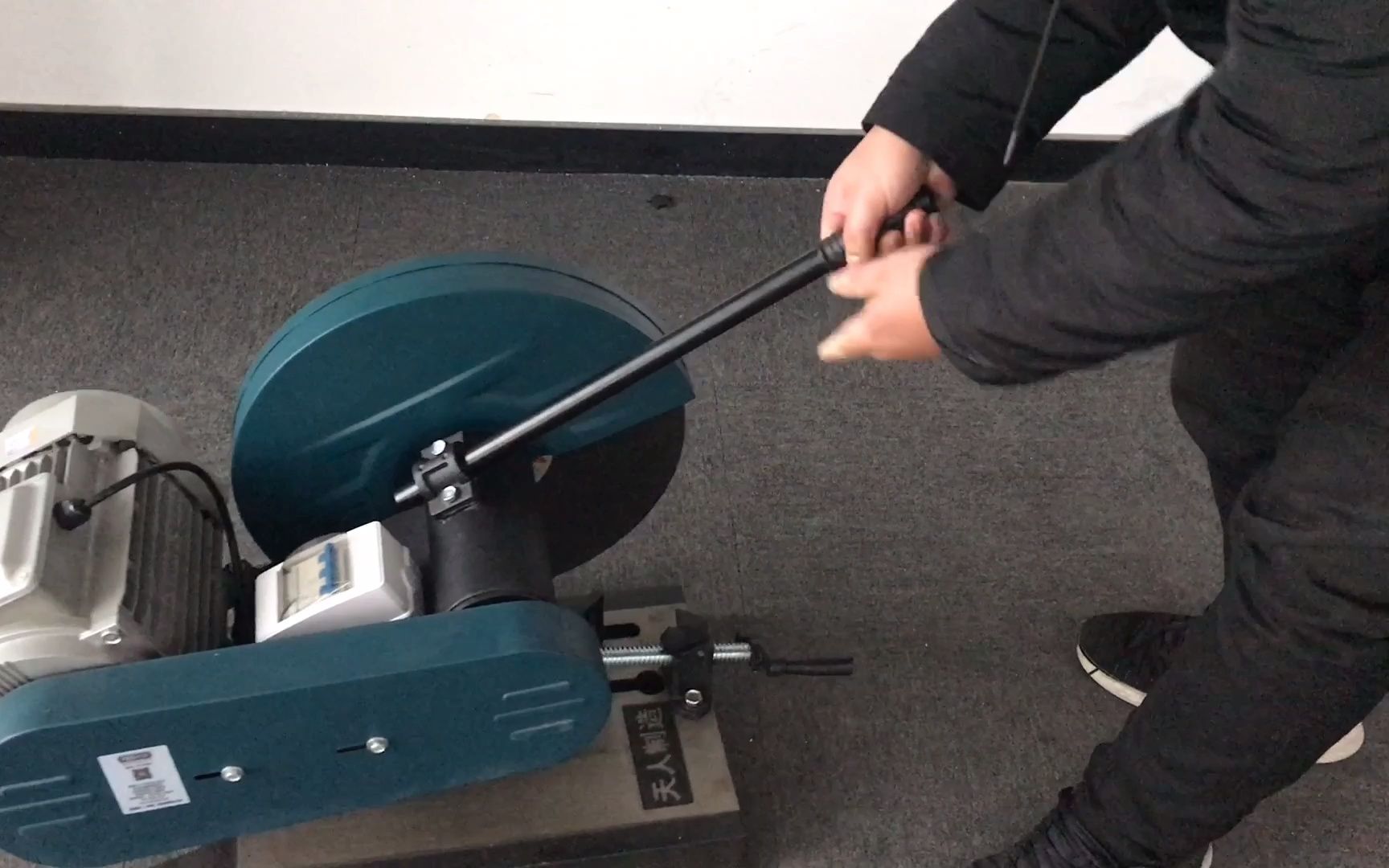 看金属切割机安装什么锯片xinnada_哔哩哔哩_bilibili