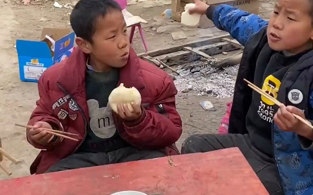 [图]村里一个没妈的孩子来到家门口，孩子们看到后给拿了馒头，送了汤。