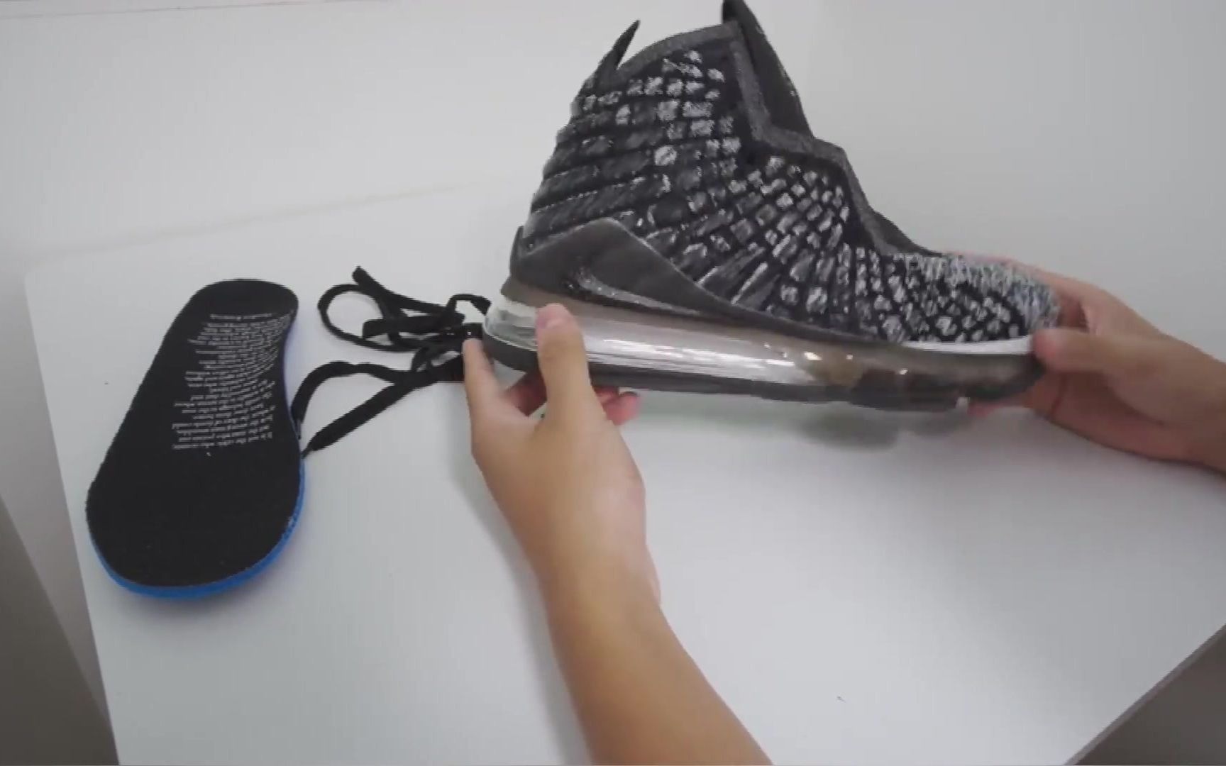 拆解莆田的詹姆斯17形变测试 暴力拆解 缓震很哇塞的詹姆斯17,大体重