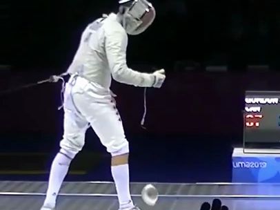 击剑比赛尴尬瞬间 Powerful Attack Destroys Opponents Blade #fencing #shorts哔哩哔哩bilibili