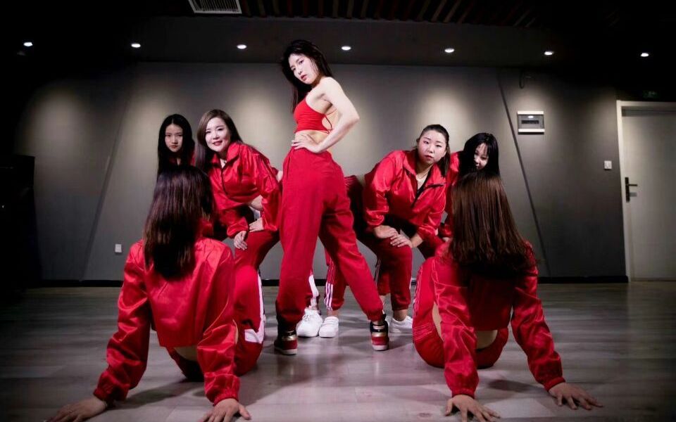 希娅舞蹈arianagrandegimmeonup微风不燥阳光正好不一样的帅气红衣