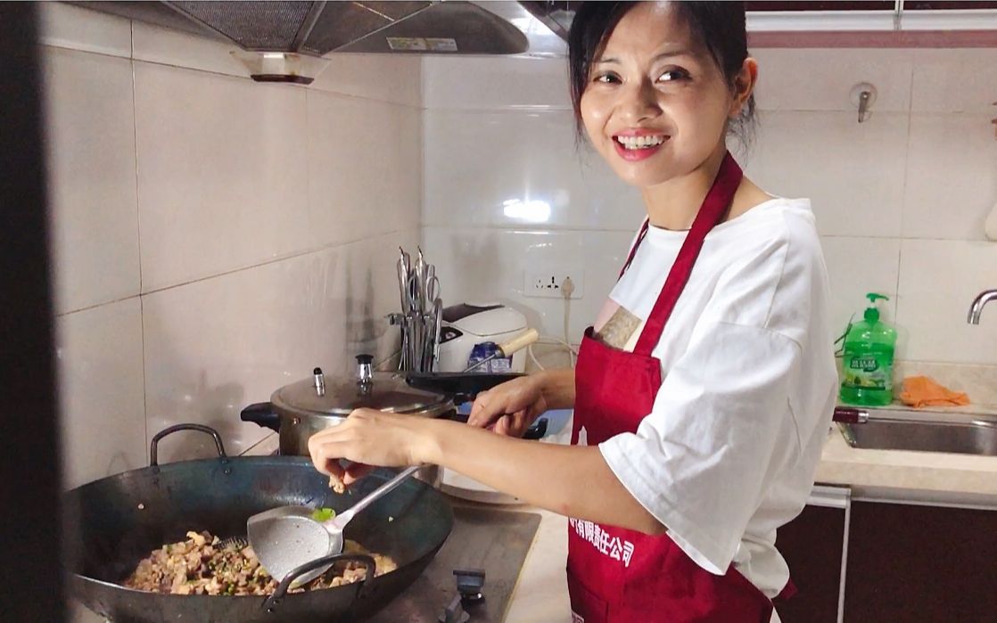 超小厨买2斤辣椒4斤鸡,姐姐下厨炒麻辣鸡,味道太四川了,过瘾