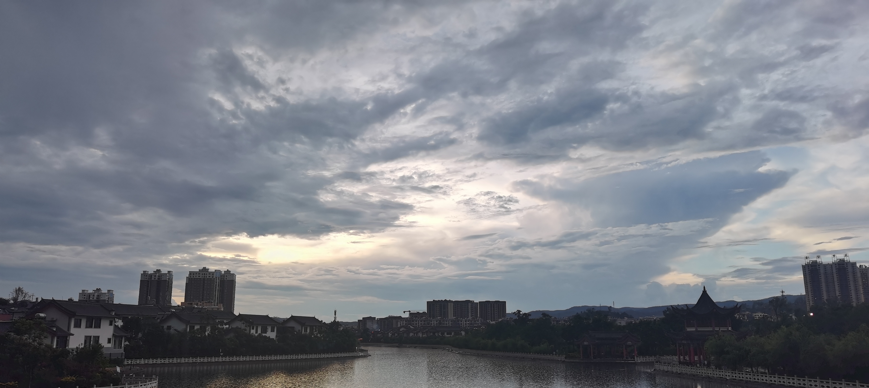 俄顷风定云墨色