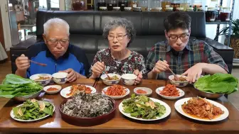 下载视频: 【百胜一家】韩国吃播，白菜大酱汤（艾菜、炒肉、生菜、