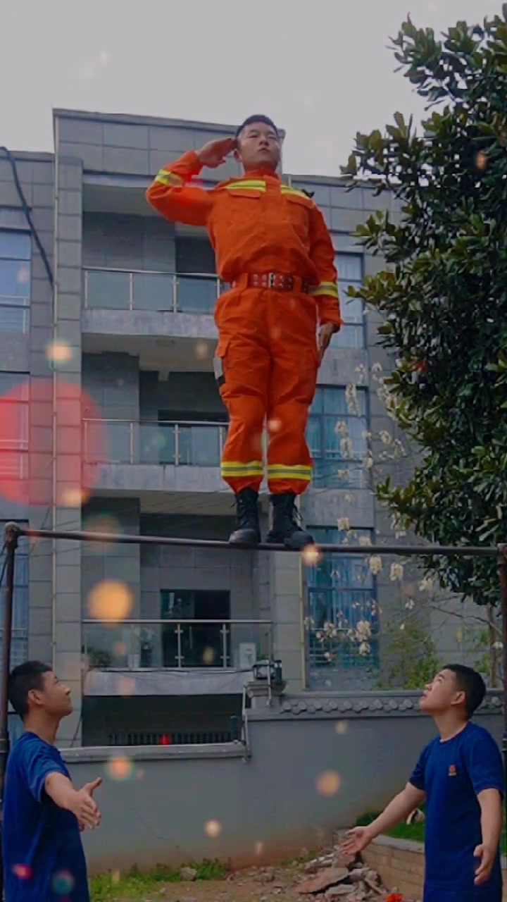 是时候表演真正的技术了02 杠上敬礼太帅了!