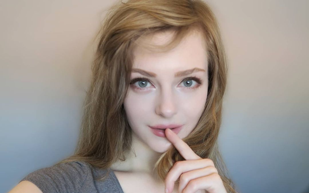 《生化危机4:重制版》ashley的脸模ella nyan (@ella.